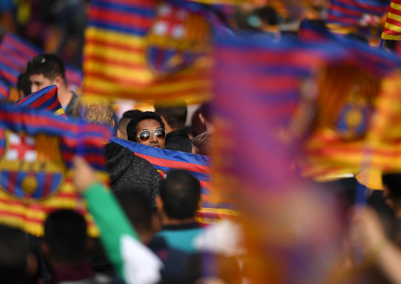 Barcelona celebró el octavo doblete de su historia con un recorrido urbano, festejo que congregó durante dos horas a decenas de miles de aficionados culés, entregados a un equipo que ganó Liga y Copa.