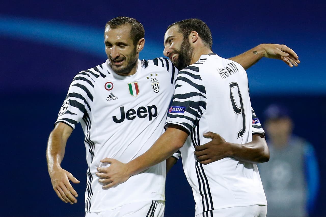 El argentino Gonzalo 'Pipita' Higuain (der.) anotó en el triunfo 0-4 de Juventus en Croacia.