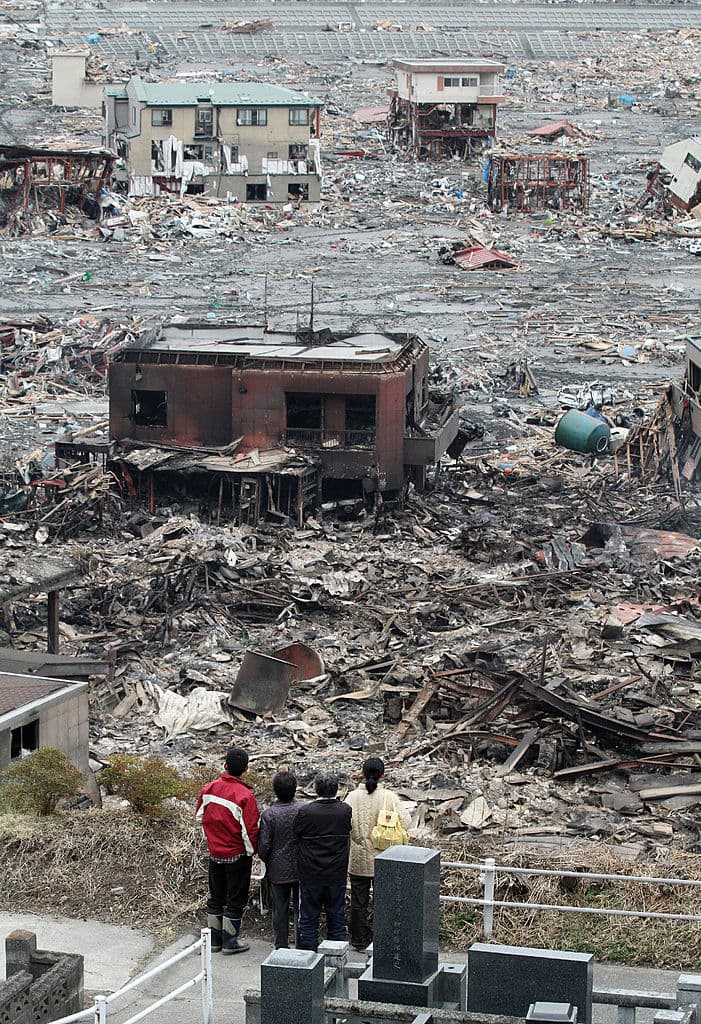 Personas observan los estragos ocasionados por el tsunami en Japón (2011).