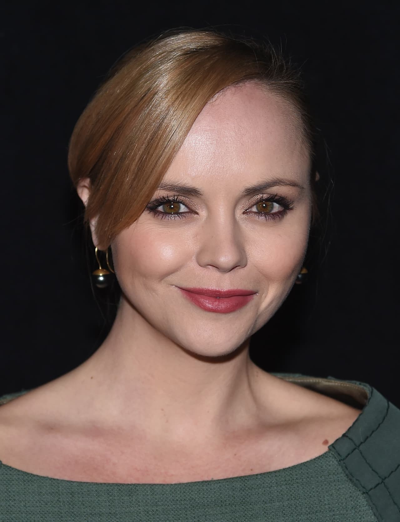 <b>Christina Ricci </b>reveló que tiene le tiene miedo a las plantas y dijo: "Si tengo que tocar una me da asco al instante, y más por el hecho de que están dentro de la casa".