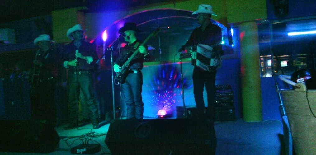 Junto al cuerpo se encontró un sombrero, mientras la mano derecha Félix sostenía el mecate con el que, aparentemente, lo ataron para evitar que pusiera resistencia.