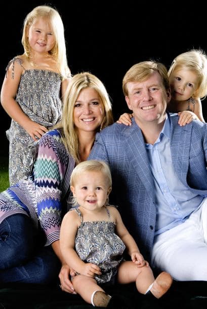 Catharina-Amalia es la hija del rey Willem Alexander y su esposa la reina Máxima. Willem ascendió al trono en 2013, luego de la abdicación del trono por parte de su madre, la reina Beatriz.La princesa de Orange, la mayor de tres hermanas, a sus 11 años va a un colegio público, practica judo, jockey, le encanta la actividad hípica y habla perfectamente holandés, español e ingles.Y aunque sus apariciones públicas por el momento son limitadas, sus papás se aseguran de incluirla en las actividades tradicionales y necesarias para su formación como futura reina.