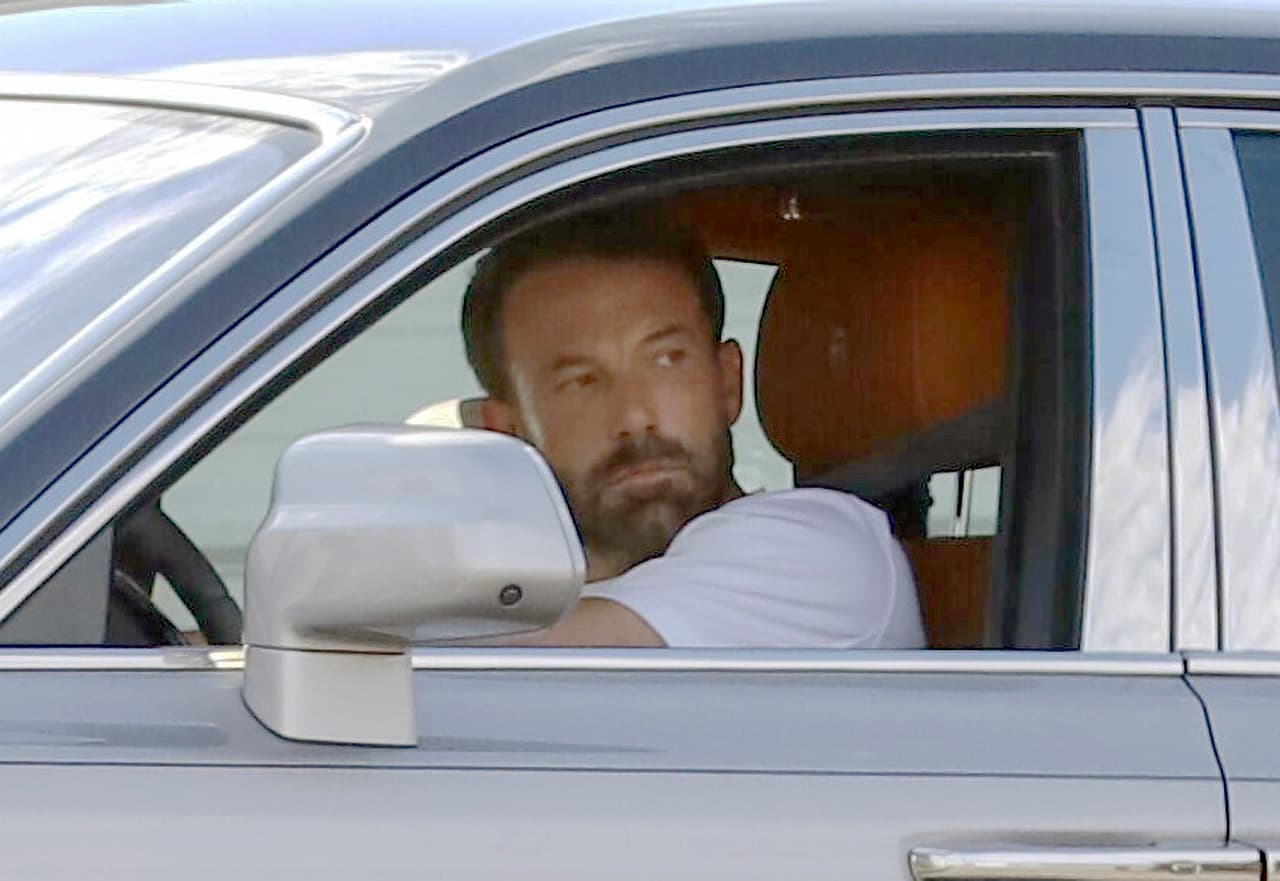 El actor y director, de 49 años, llegó en su lujoso automóvil para pasar tiempo con la estrella del pop.
<br>