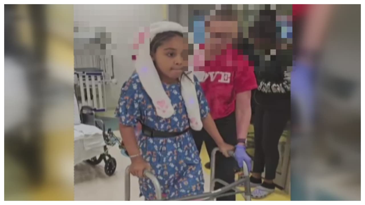 Niña sobreviviente de masacre familiar comienza a caminar de nuevo