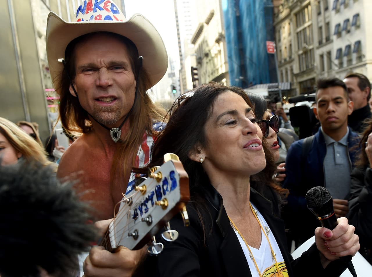 La tranquilidad con la cual el Vaquero realiza sus presentaciones frente a la Torre Trump se vio impactada por la manifestación.