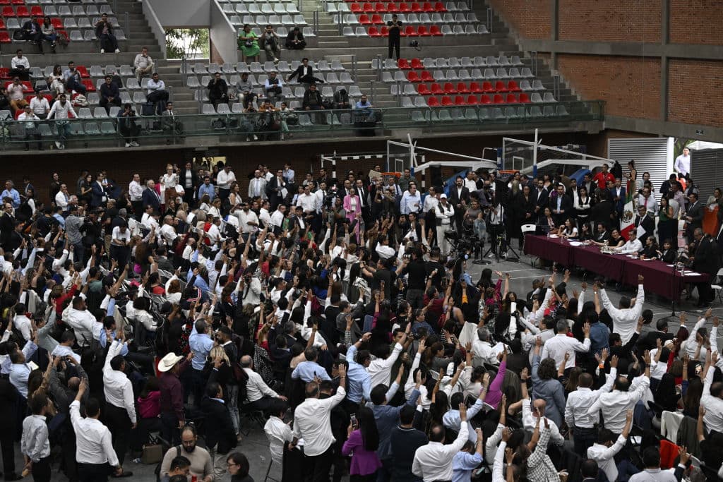 Diputados mexicanos aprueban la polémica reforma judicial impulsada por López Obrador: pasará al Senado