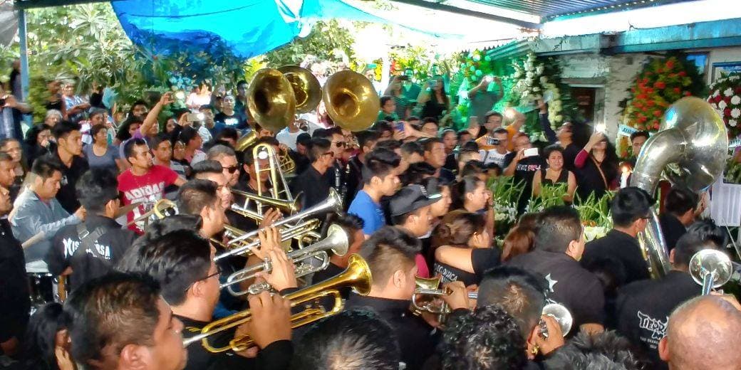 Bandas musicales tradicionales de Oaxaca hacían fila para cantarle al querido músico durante el velorio.