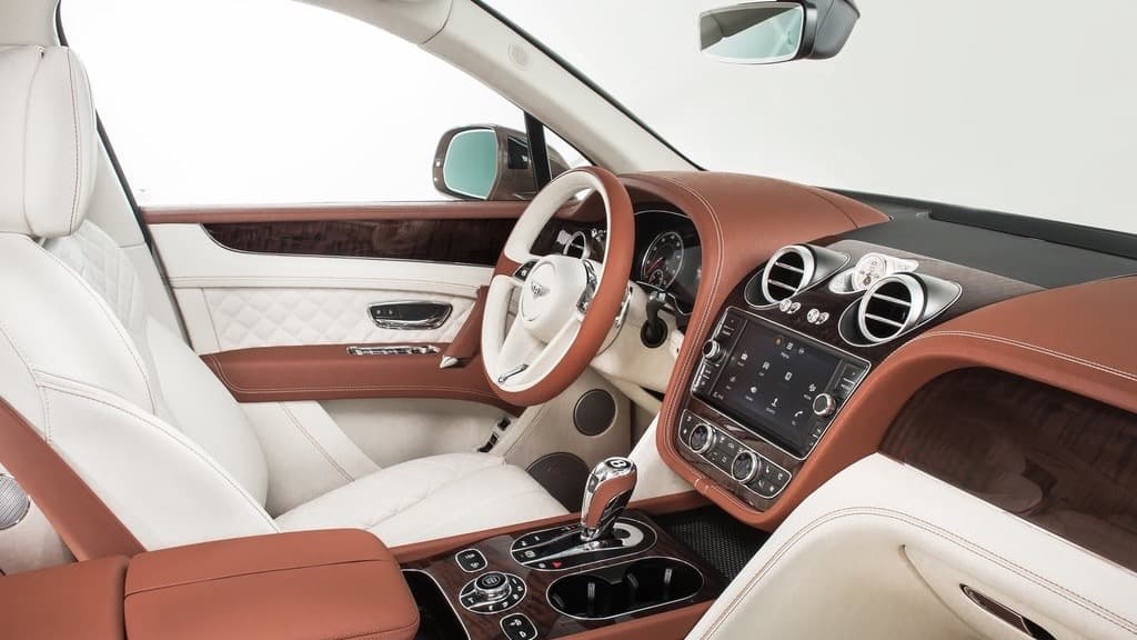 El precio de admisión al mundo de la
<b><a href="http://www.univision.com/noticias/bentley/la-bentley-bentayga-2017-es-brutalmente-refinada" target="_blank">Bentley Bentayga</a></b> no es apto para cardiacos.
<b>229,100 dólares</b> es apenas el punto de entrada al mundo de la Bentayga y de allí el cielo es el límite. El precio inicial da acceso a un motor W12 de 6.0 litros que genera 600 caballos de fuerza y 664 lbs.-pie de torque y a una cabina con el lujo opulento al que Bentley tiene acostumbrados a sus clientes y a quienes tenemos la suerte de poder probar sus productos de vez en cuando.