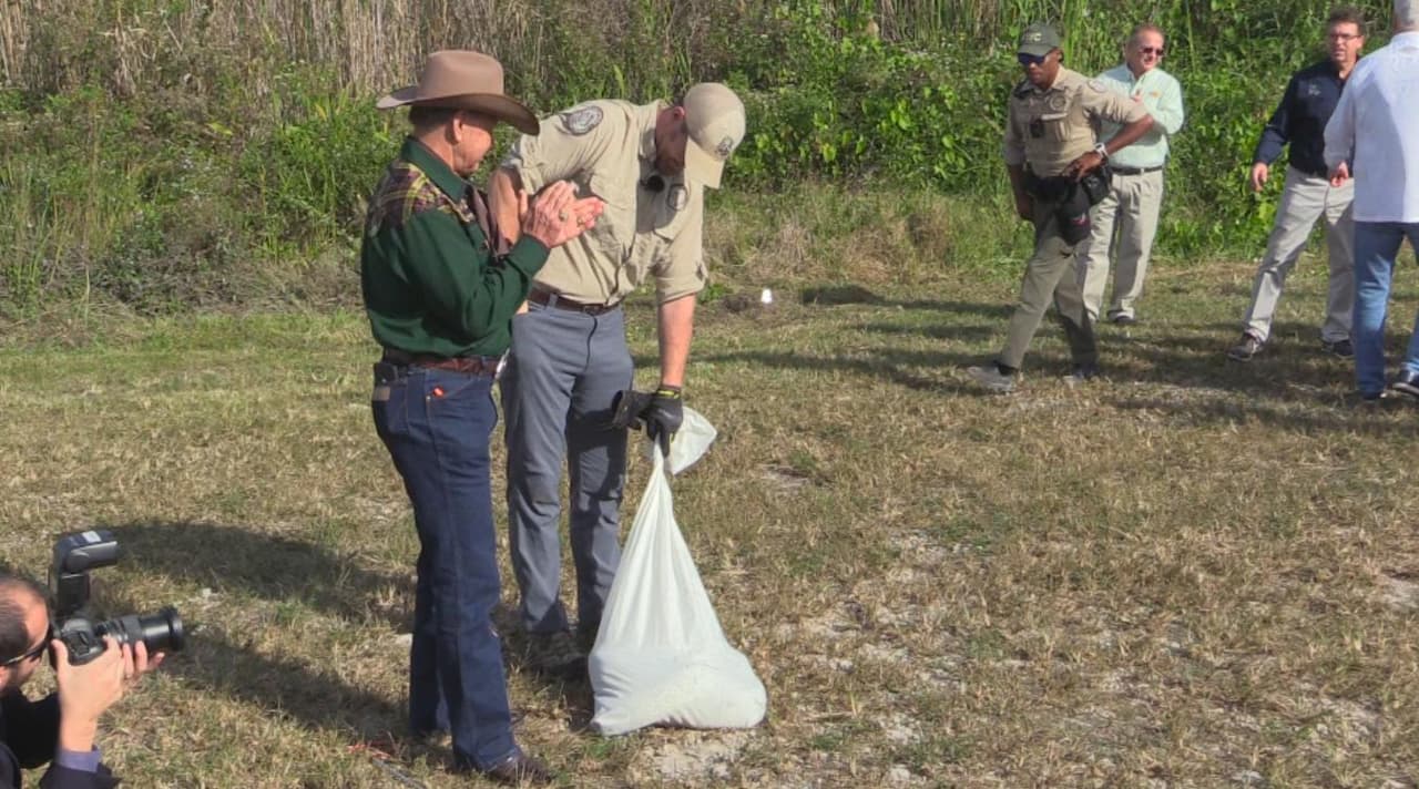 Los participantes pueden recibir entrenamiento para saber cómo capturar pitones.