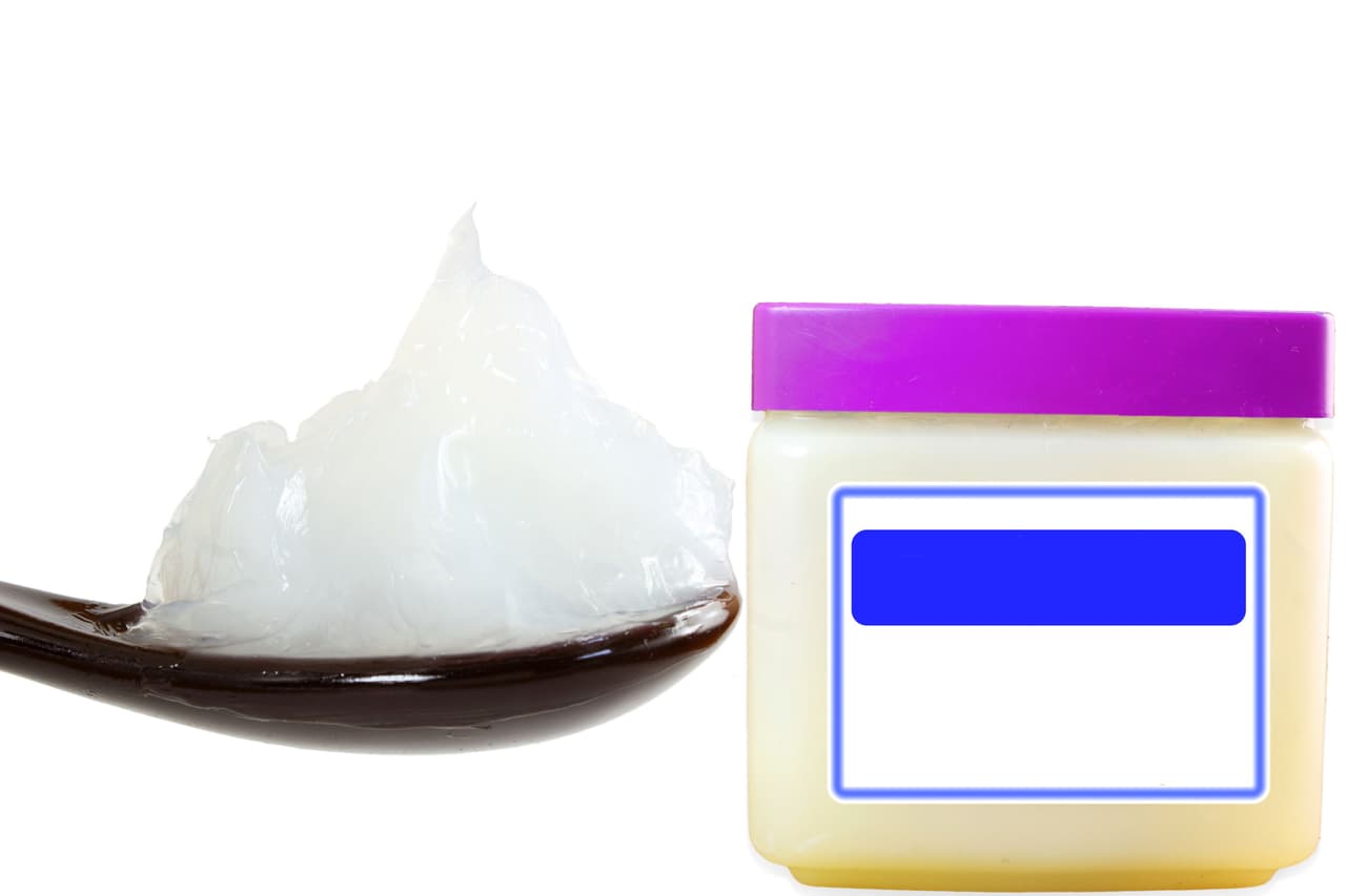 La vaselina o aceite mineral, actúa como una barrera hidrofóbica, la cual impide que el agua se evapore y obstruya la piel, por lo que no le da un extra de agua a la dermis, pero sí evita que pierda humedad, y por lo tanto no luzca seco.