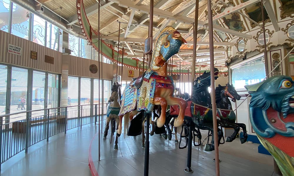 <b>B&B Carousel en Coney Island</b>
<br>
<br>Esta atracción está en el Luna Park de Coney Island.
<br>
<br>El colorido carrusel está en la zona más turística del corredor de Coney Island.
<br>
<br>Fue construido en 1906 y es uno de los más emblemáticos de Nueva York.
<br>
<br>Lo puedes visitar de marzo a noviembre en esta área de Brooklyn.
<br>
<br>
<b><a href="https://lunaparknyc.com/rides/bb-carousell/" target="_blank">Para más información puedes dar clic aquí</a></b>.
<br>
<br>
<br>