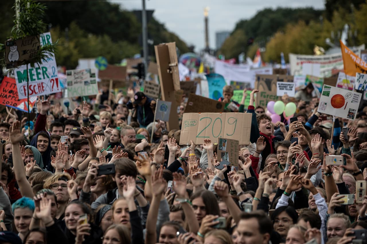 En Berlín, Alemania, unas 80,000 personas, según los organizadores, se concentraron frente a la Puerta de Brandeburgo, no lejos de la cancillería. Allí el gabinete ultimaba los detalles de un plan para limitar las emisiones de gases de invernadero.