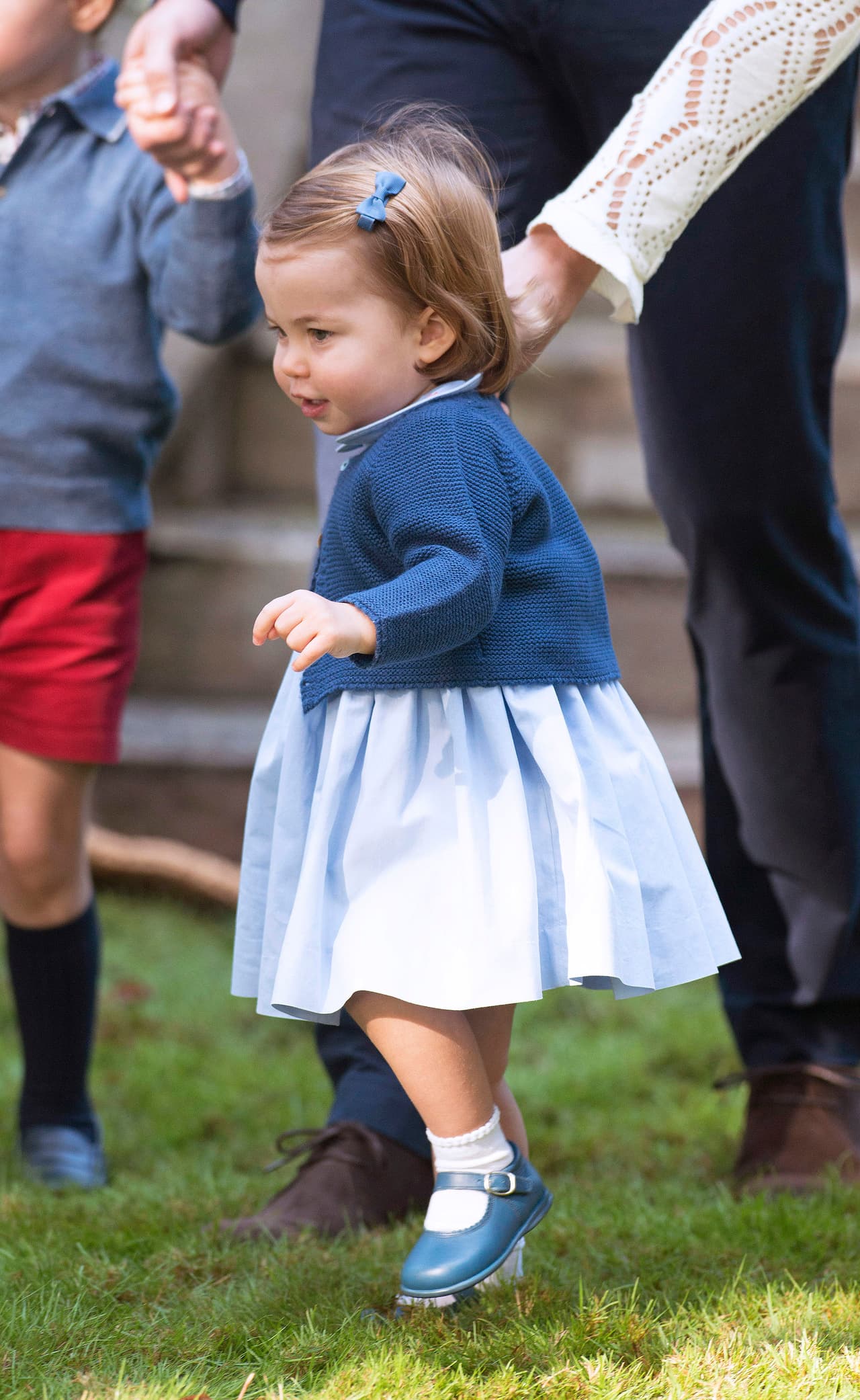 La pequeña princesa está aprendiendo a caminar.