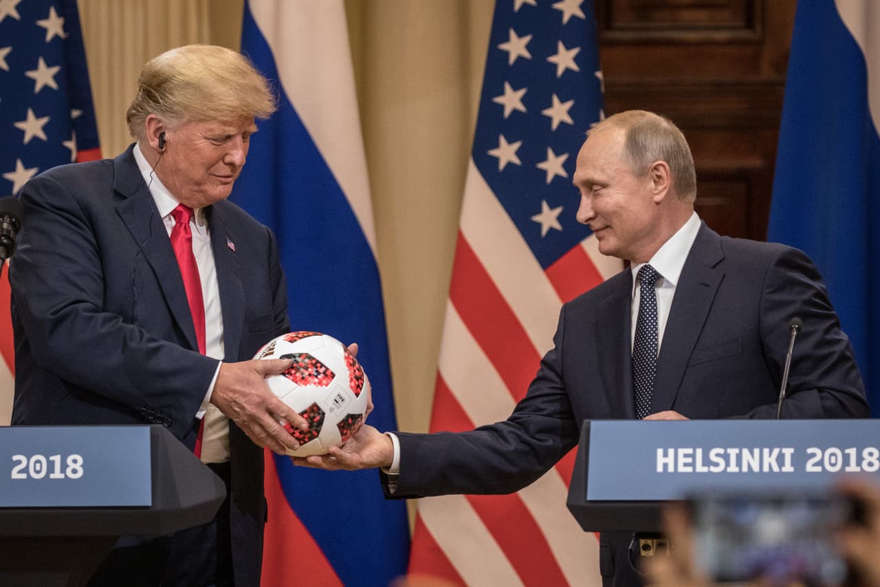 Estados Unidos y Rusia organizaron una cumbre bilateral que se realizó en Helsinki, Finlandia, el julio de 2018. Putin siguió negando la acusación sobre la intervención rusa en las elecciones de Estados Unidos y Trump dijo que le creyó porque le pareció 
<a href="https://www.univision.com/noticias/relaciones-internacionales/putin-niega-que-moscu-interviniera-en-las-elecciones-de-2016-y-trump-le-cree-porque-fue-muy-convincente"><u>"muy convincente"</u></a>. Allí Putin regaló a Trump un balón del mundial de futbol, que se jugaba en Rusia ese año.