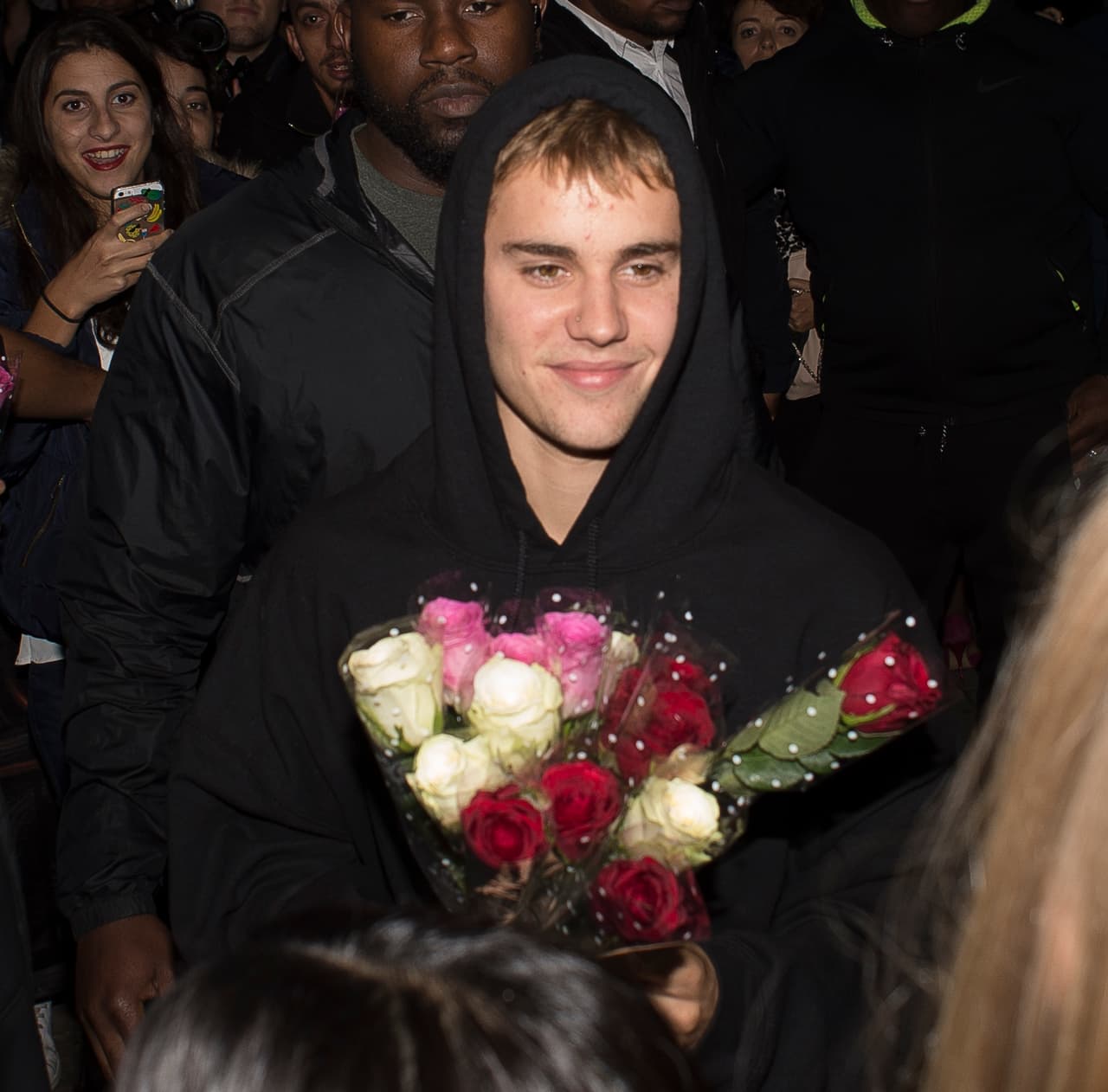 Bieber se las regaló a sus admiradoras que llevaban horas en la calle esperándolo.