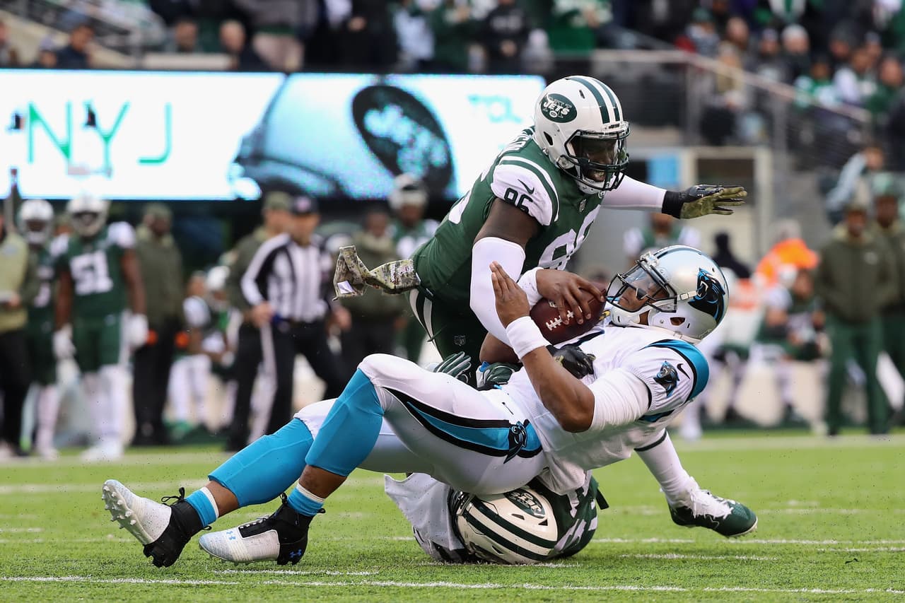 A la defensiva, Demario Davis fue un peligro constante. Además de lograr una captura sobre Newton aportó 7 tacleos para su equipo.