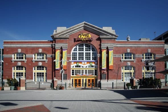 PORT DISCOVERY, BALTIMORE - Esta instalación de 80,000 pies cuadrados cuenta con exposiciones permanentes y temporales fuertemente temáticas, así que cuando los niños entran viajan en el tiempo a la década del 1920 en Egipto y buscan la tumba perdida de un faraón, descifrando los jeroglíficos.