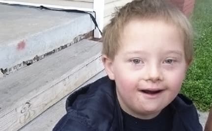 En abril del 2012, Diana Cornwell publicó las fotos de su hijo, Cole, que tiene
<a href="http://www.care2.com/causes/facebook-tells-mother-remove-photos-of-down-syndrome-child-to-remove-photos.html">síndrome de Down</a>, en un evento de Olimpiadas Especiales. Para sorpresa de ella, la red social Facebook suspendió la cuenta al asegurar que las fotos violaban los términos de uso (por tener una discapacidad notoria). De inmediato, Diana con el asombro de lo que había ocurrido, difundió un mensaje: ¡Por favor, dile a Facebook que no censure fotos de niños con discapacidades!
<br>