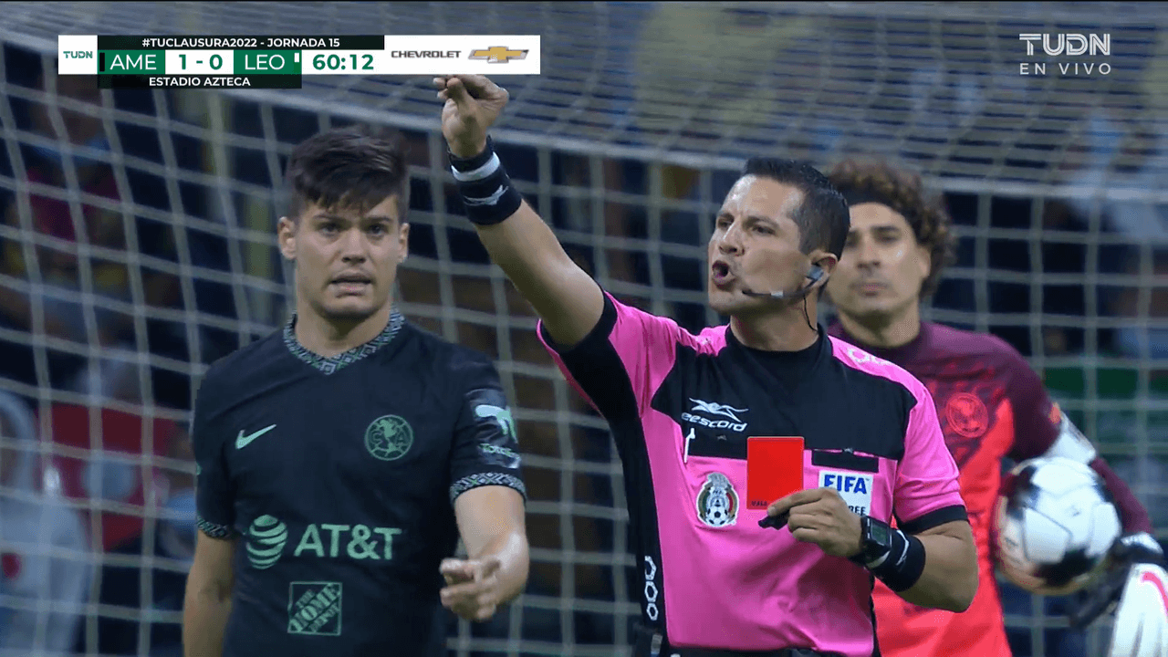 ¿Así se llevan? Árbitro explica por qué expulsó a Víctor Dávila