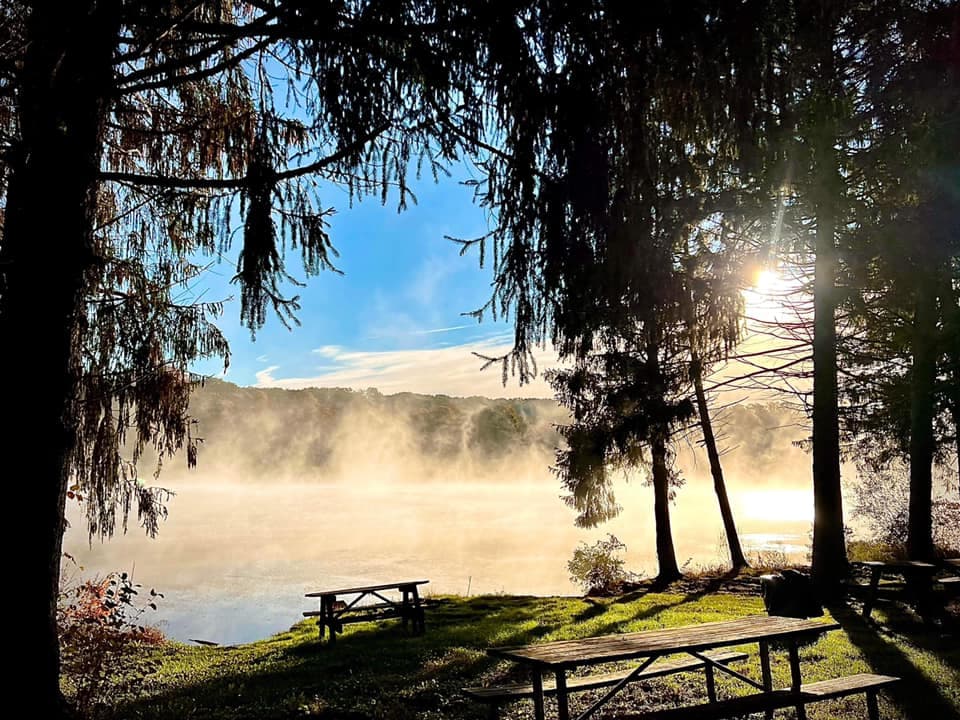 Tohickon Creek, Three Mile Run y Haycock Run alimentan el lago Nockamixon de 1,450 acres, una parada de descanso para aves acuáticas migratorias y un destino para navegantes, pescadores y windsurfistas. El lago tiene cuatro rampas de lanzamiento, un puerto deportivo y alquiler de botes.