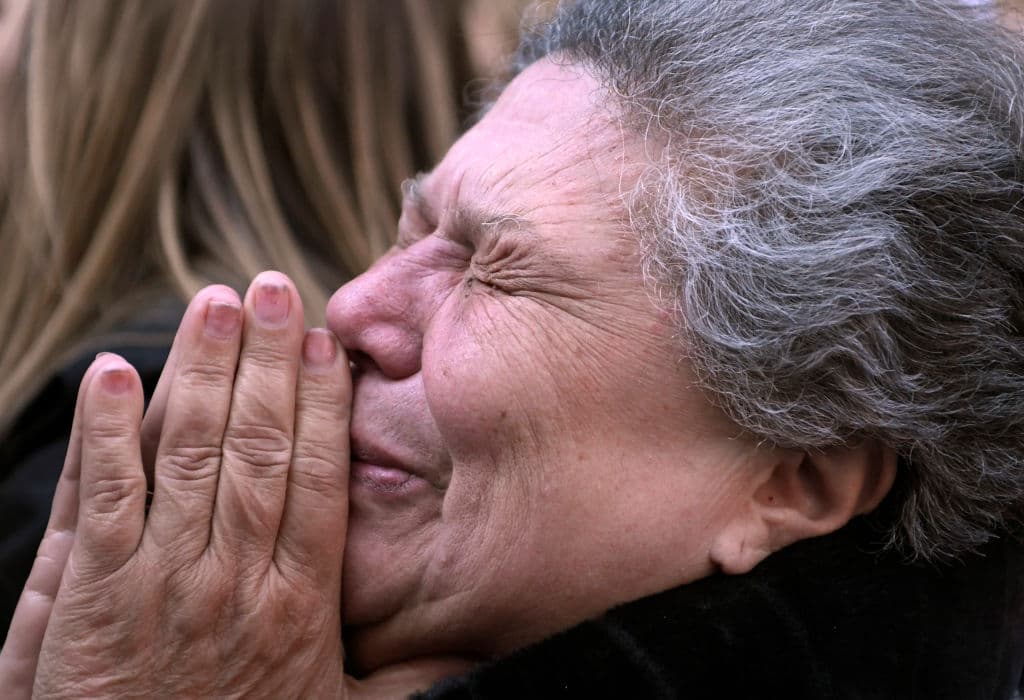 Una mujer reza con mucho fervor durante la procesión de Jesús Nazareno, el pobre y María Santísima del Dulce Nombre en Madrid, España, durante el Jueves Santo.