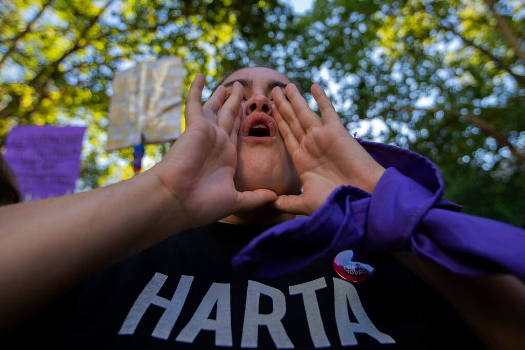 <b>Uruguay</b>
<br>
<br>Una mujer que lleva una playera con la palabra "harta" grita durante una manifestación en el centro de Montevideo, la capital uruguaya.