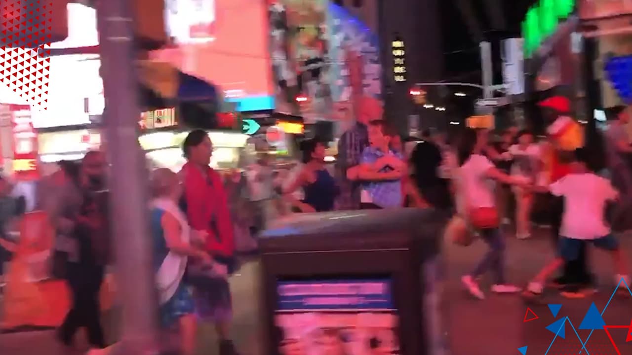 (VIDEO) Pánico en Time Square por petardeo de motocicleta que pareció un tiro