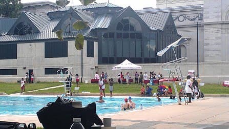 <a href="https://www.phila.gov/parks-rec-finder/#/location/kelly-pool/56a8f8557a8cee5e3a25b005">Kelly Pool: </a>Esta piscina olímpica de ocho carriles del oeste de Filadelfia es conocida como la mejor piscina de la ciudad para los nadadores de regazo. Durante el día, los niños pueden jugar en la piscina, pero a los expertos nadadores de la ciudad no les importa compartir su espacio. La terraza de la piscina está rodeada por un área de picnic. 📍 
<a href="https://www.google.com/maps/place/N+42nd+St+%26+Parkside+Ave,+Philadelphia,+PA+19104/@39.9762513,-75.2115066,17z/data=!3m1!4b1!4m5!3m4!1s0x89c6c70f726ae419:0x149ffe10c049fecc!8m2!3d39.9762472!4d-75.2093179">42nd Street and Parkside Avenue </a>