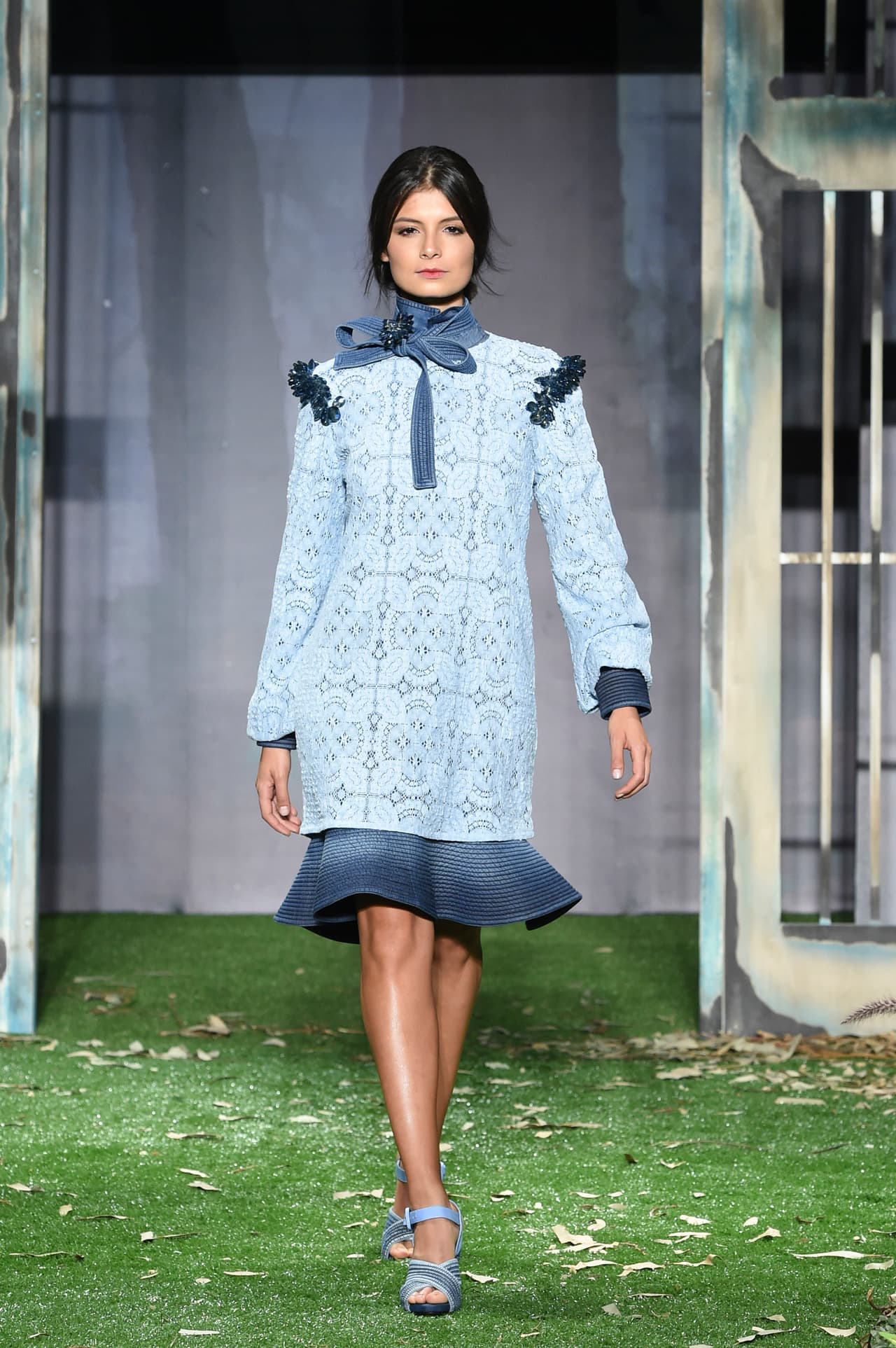 Los vestidos de cuellos victorianos y de vuelos y holanes en el ruedo se convirtieron en una manera de demostrar eso insospechado que sucede cuando dos materiales disímiles se ponen sobre un mismo diseño.