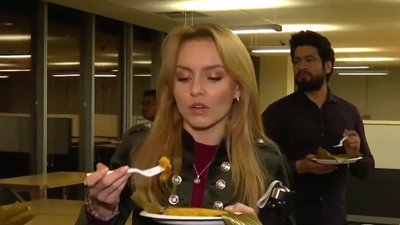Angelique Boyer cumplió su promesa y les llevó tamales a sus compañeros de su nueva telenovela