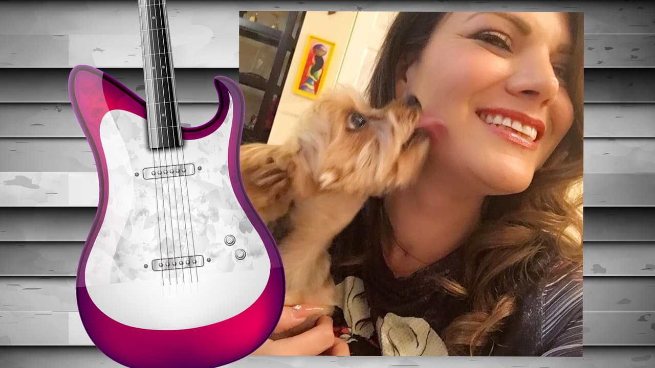 El perrito de Diana Reyes es toda una monería. Este yorkshire terrier tiene su propia cuenta de Instagram (@soyjalapeno) y acompaña a la cantante a todas partes. Aunque aún no cuenta con muchos seguidores, sólo unos 200, creemos que pronto tendrá star status. Isn't he the cutest?