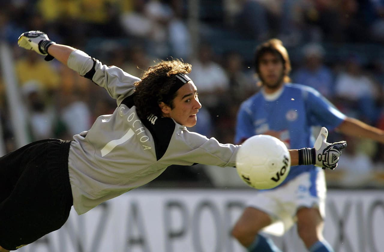 El holandés Leo Benhakker lo hizo titular del América con apenas 18 años de edad. Y es que 'Paco Memo' siempre exhibió una rapidez de reflejos fuera de lo común. Debutó el 15 de febrero de 2004.
