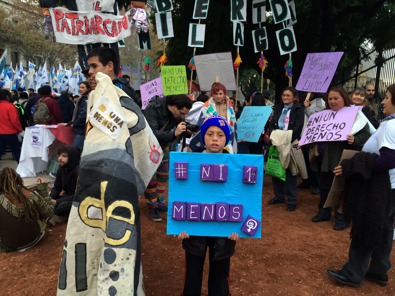 Miles de hombres, mujeres, jóvenes, adultos se reunieron en distintos puntos de la Argentina para defender a las mujeres, reclamar la igualdad de género y cambiar los paradigmas de la sociedad patriarcal. En la ciudad de Buenos Aires, el encuentro fue frente al Congreso Nacional y se marchó hacia el palacio presidencial. Todos reclamaron #NiUnaMenos, Basta de feminicidios.