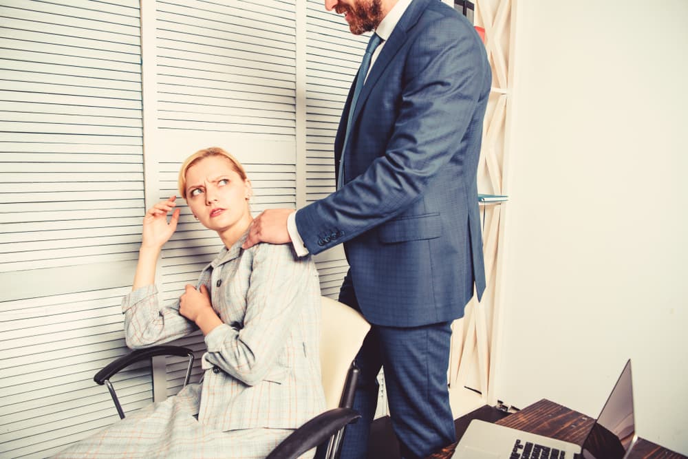 <h3 class="cms-H3-H3">Soñar con arañas negras </h3>
<br>Si en tu sueño aparece una gran araña negra y esta te da mucho miedo, el sueño nos indica que tienes una relación con una mala persona que podría estafarte y robarte. 
<br>