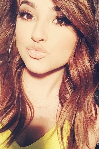 No cabe duda, Becky G es de lo mejor y dando besos es la sensación.
