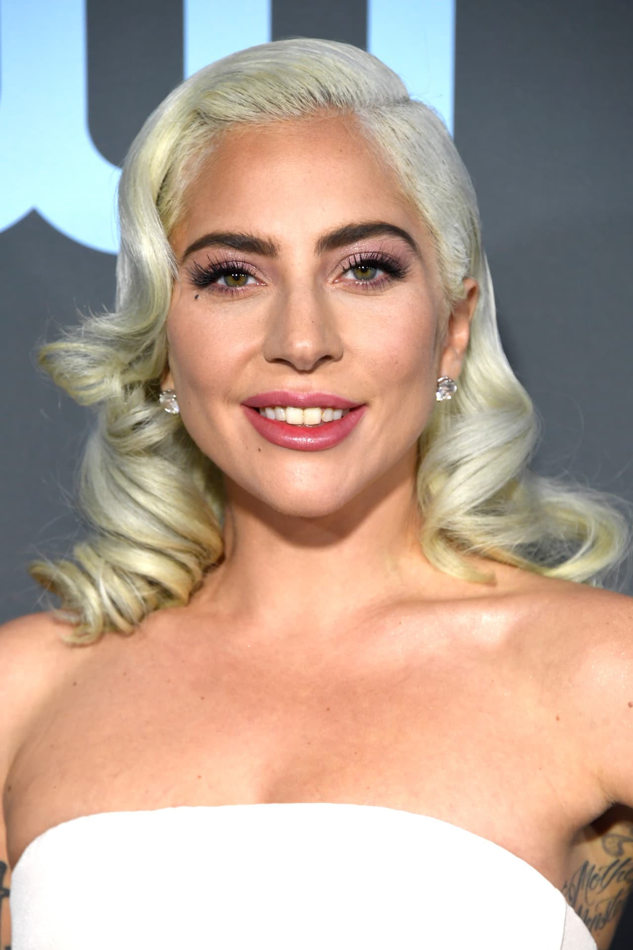 Sin embargo, tres días después del evento, 
<b><a href="https://www.univision.com/entretenimiento/de-no-creer-lady-gaga-sin-maquillaje-luce-como-otra-persona-fotos">Lady Gaga dio la cara</a></b> ante los rumores sobre un posible 'affaire' con su colega.