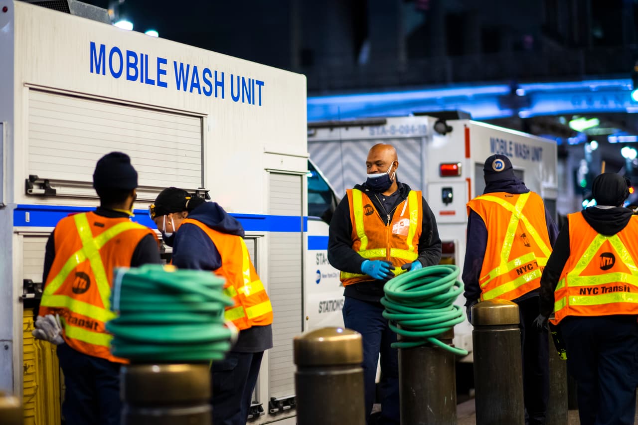 Un grupo de trabajadores llegan para limpiar una estación del sistema de metro de la ciudad de Nueva York en la madrugada del 6 de mayo.