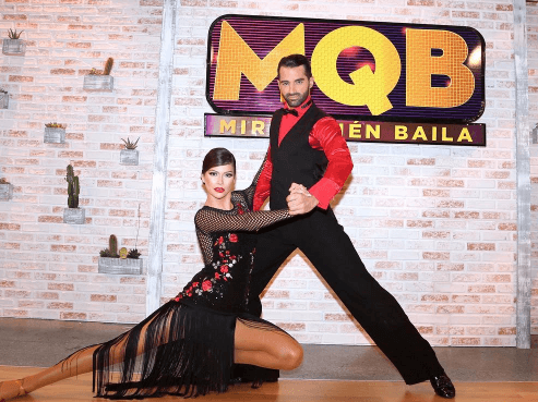 Lograr la postura perfecta del tango le dejó dolor de cuello esta semana.