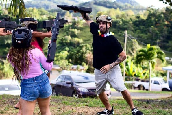 Recordando anda Nicky Jam. Aquí una foto donde lo vemos divertídisimo en los XV años de su hija.