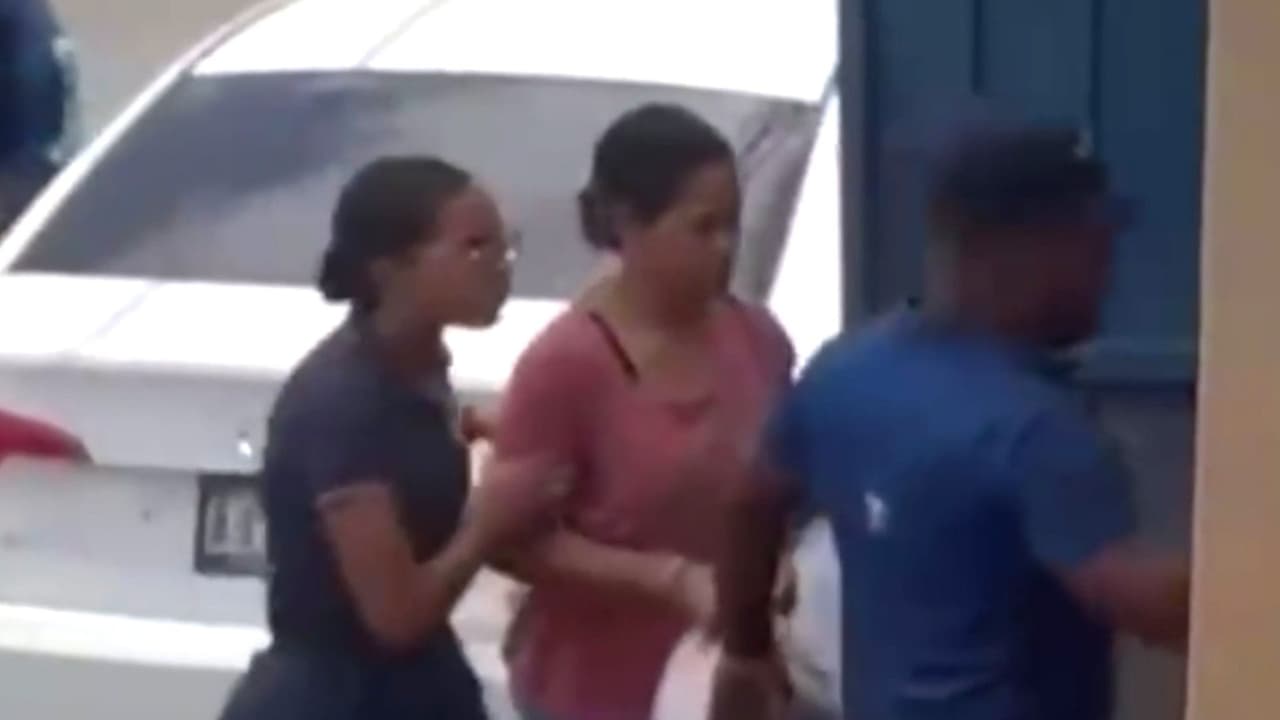 Conmoción en República Dominicana: Una policía es acusada de causar la muerte de su hija de 10 años