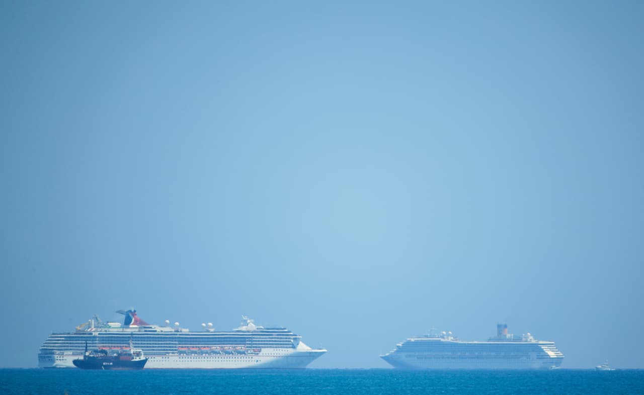 También para la exitosa industria de los cruceros con gente arribando de todo el mundo para embarcarse, y los cuales actualmente se encuentran totalmente paralizados. 
<br>