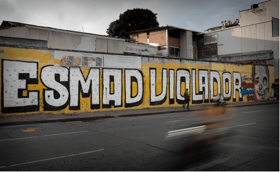“ESMAD violador”. Murales como este que denuncian las fuerzas policiales de Colombia cubren los andenes y edificios por toda Cali, donde las protestas contra las inequidades sociales de hace muchos años comenzaron por primera vez el 28 de abril.
<br>