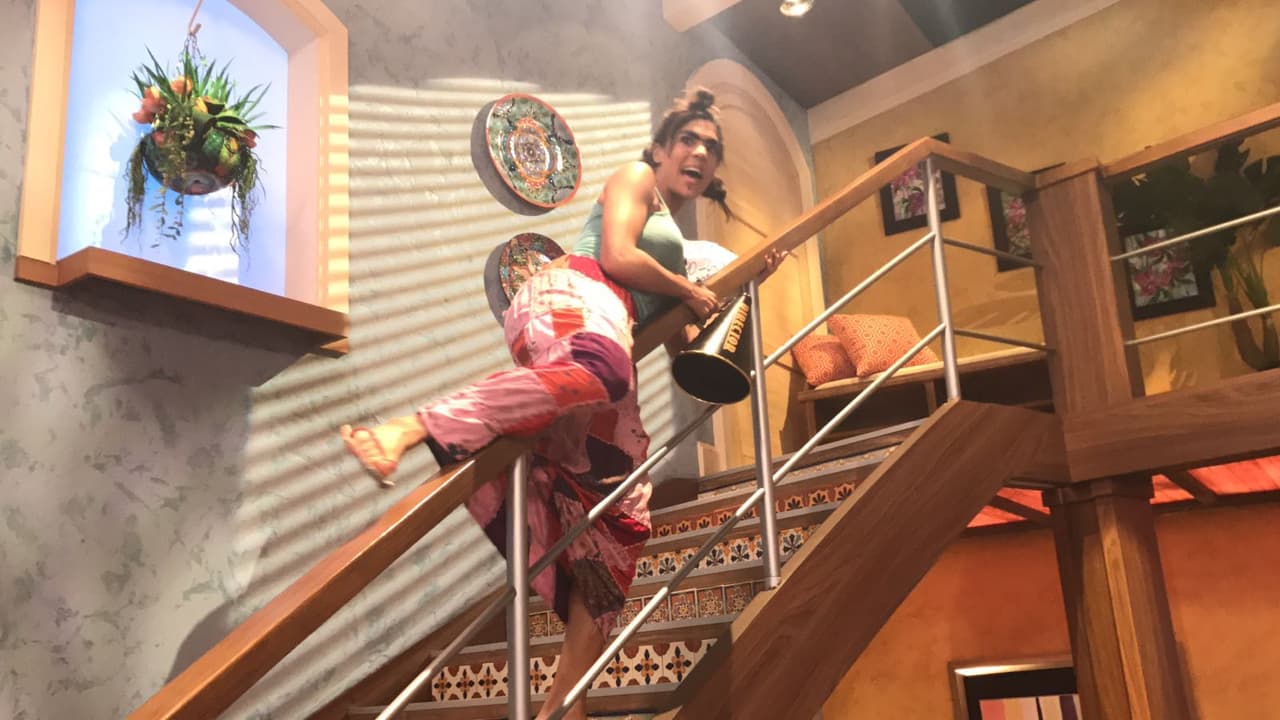 Mela encontró mucha diversión en delizarse por el barandal de las escaleras.