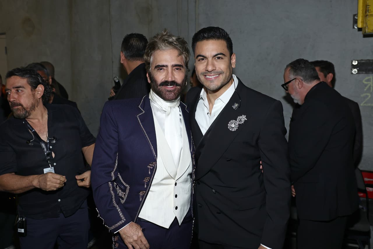 Alejandro Fernández y Carlos Rivera tras su participación en los Latin GRAMMY 2024.