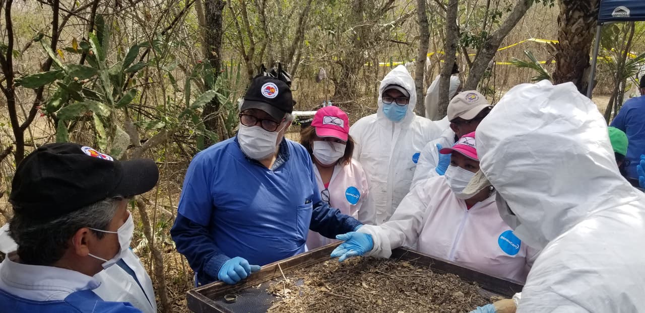 Familiares de desaparecidos trabajan en la exhumación de fosas clandestinas en El Mante, en el norteño estado de Tamaulipas.