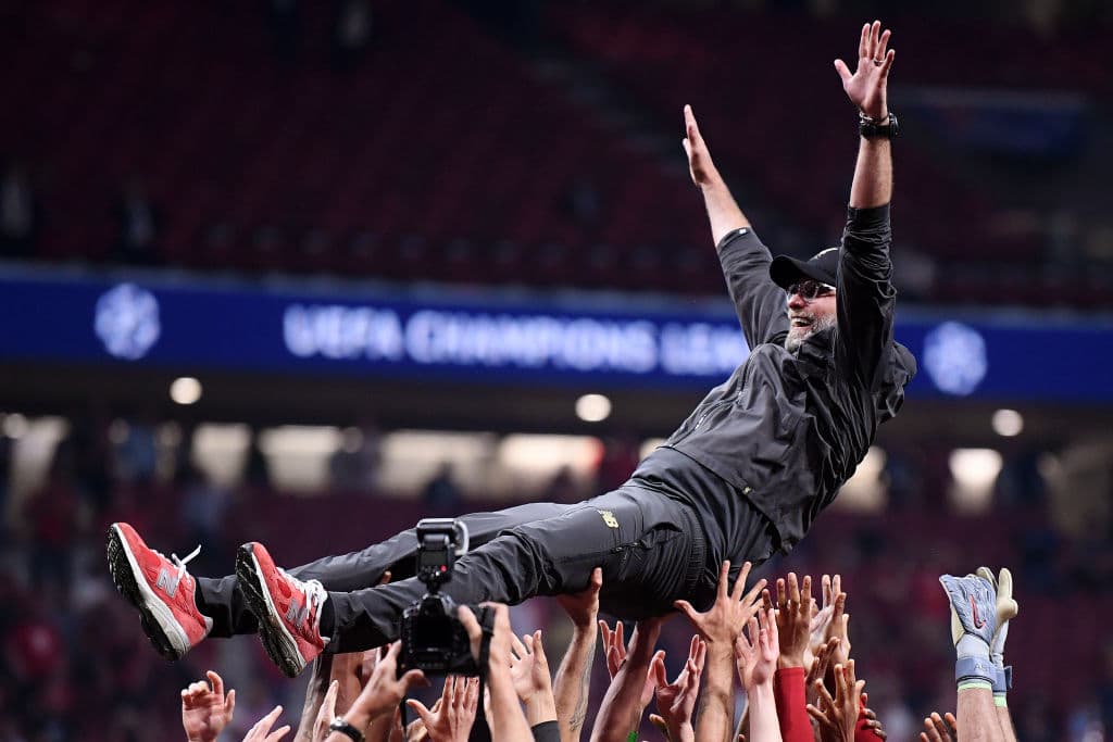 El técnico alemán Jurgen Klopp es levantado por los jugadores del Liverpool al ser campeón.