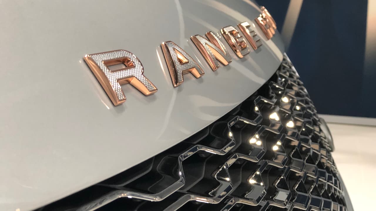 La Range Rover SV Coupe está llena de 
<b>detalles de lujo extremo</b> como estas insignias de 
<b>oro rosa y cromo ribeteado</b>. Por cierto que debajo de este decorado capó descansa el mismo motor V8 supercargado de 5.0 litros que propulsa a la Range Rover SVAutobiography Dynamic, que produce 557 caballos de fuerza y 516 lbs-pie de torque. Para quienes disfrutan de las comparaciones gratuitas, le podemos decir que el de la SV Coupe torque es solo 4 lbs.-pie mayor que el que ofrecen los motores eléctricos de la Jaguar I-Pace . . . sin tener que revolucionar. Todo queda en familia (Jaguar y Land Rover son ambas marcas de Jaguar Land Rover Limited).