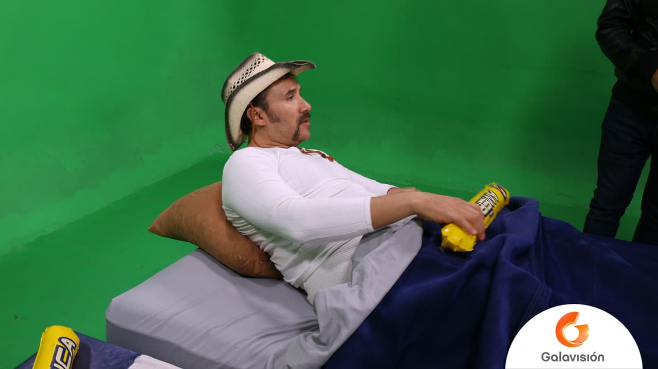 El primo Luis preparándose para "dormir".