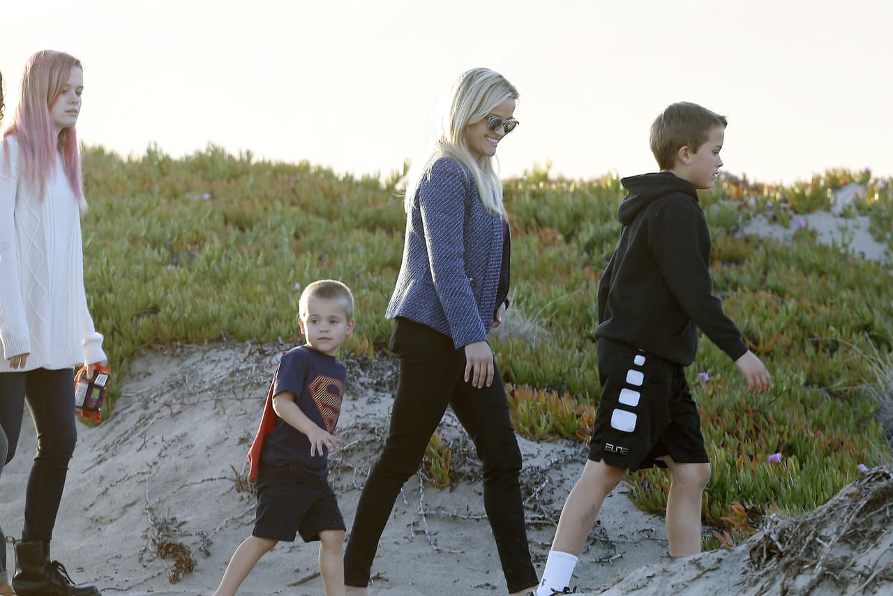 Aquí la actriz con sus tres retoños.