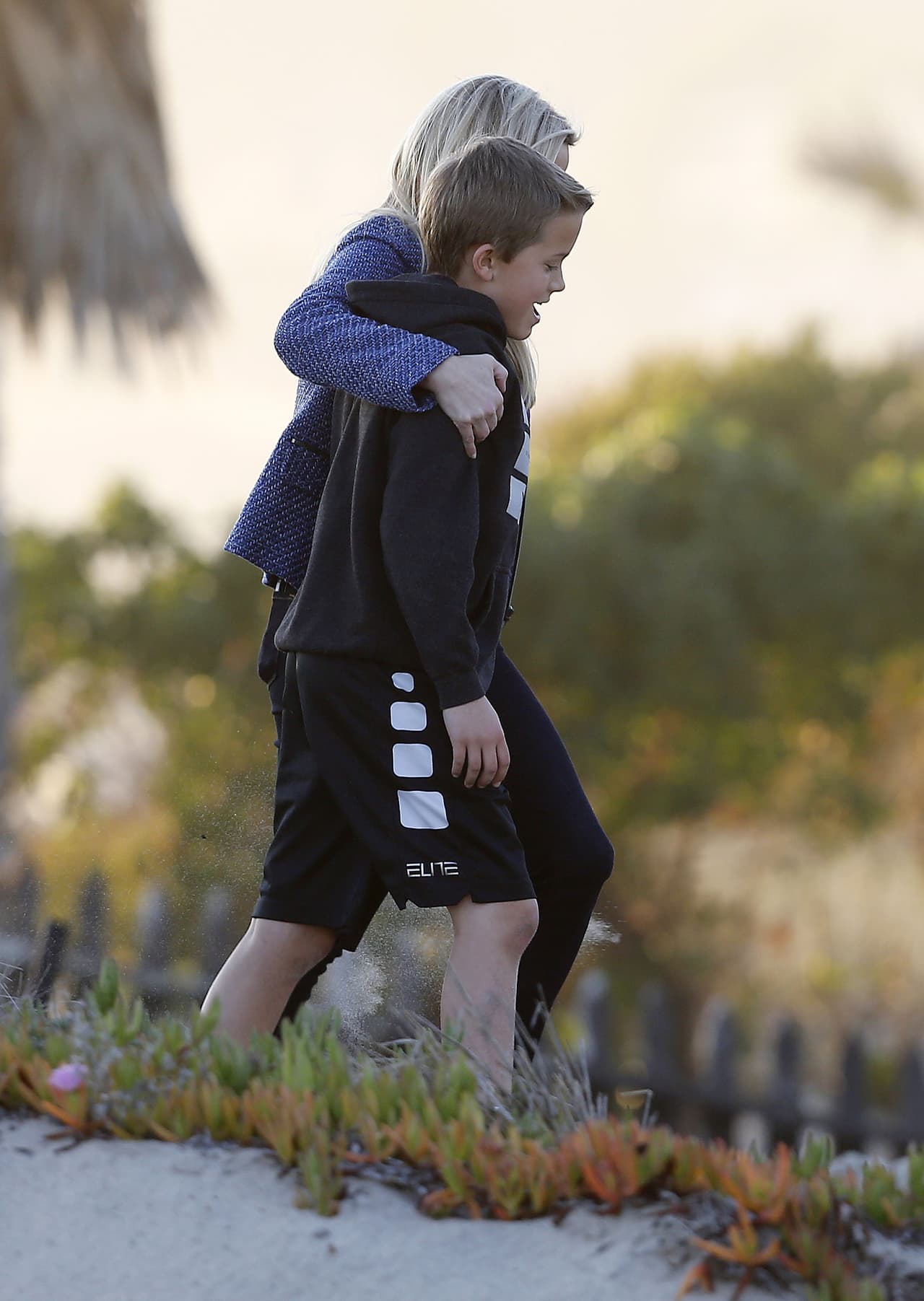 Ahora le tocó abrazar a Deacon.